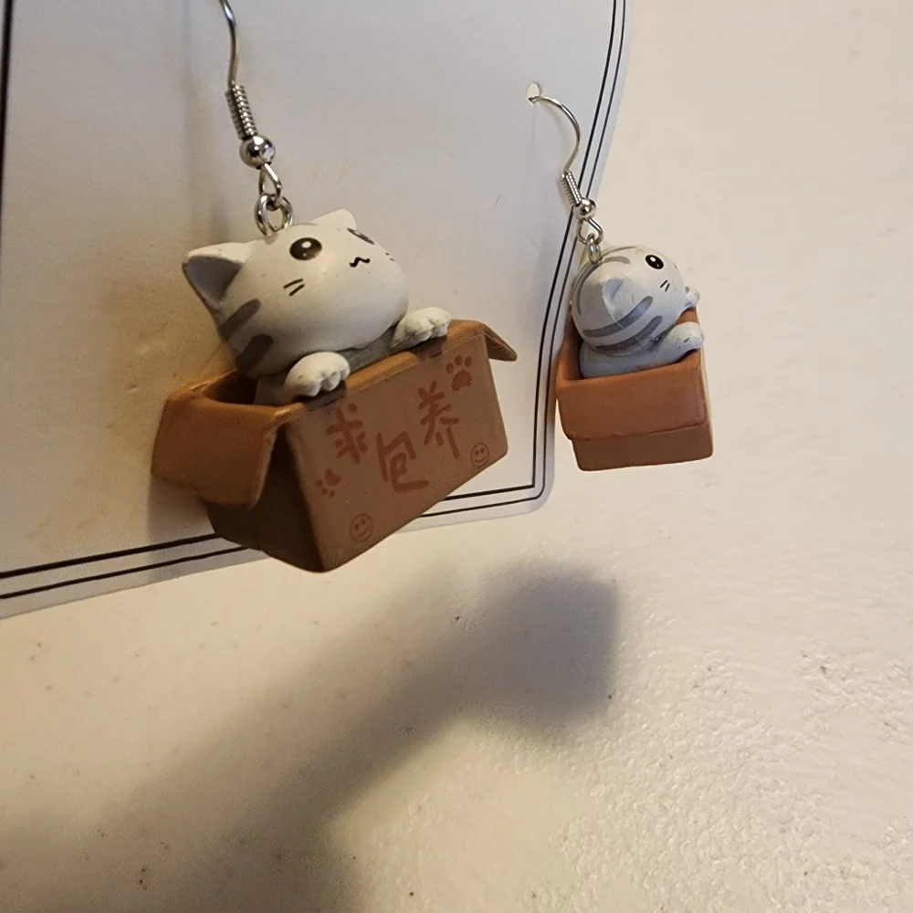 Cat in a Chinese food carryout box fish hook earrings NWT - Picture 2 of 6